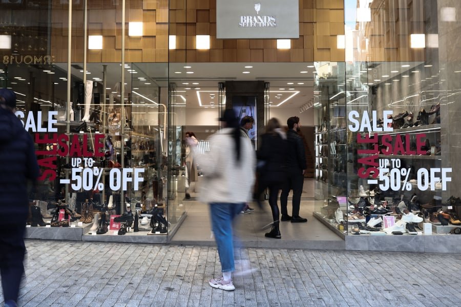 Στο τραπέζι μείωση του ΦΠΑ και φοροελαφρύνσεις