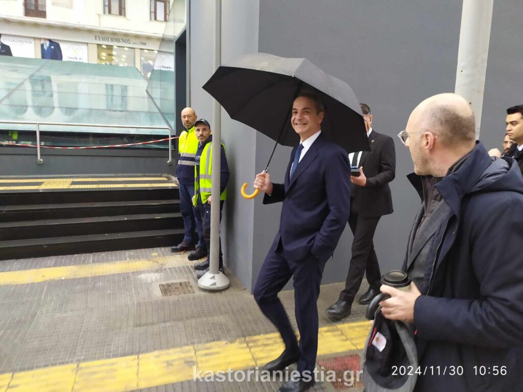 Ξενάγηση του Κυριάκου Μητσοτάκη στο σταθμό του Μετρό και στην αγορά της Βενιζέλου