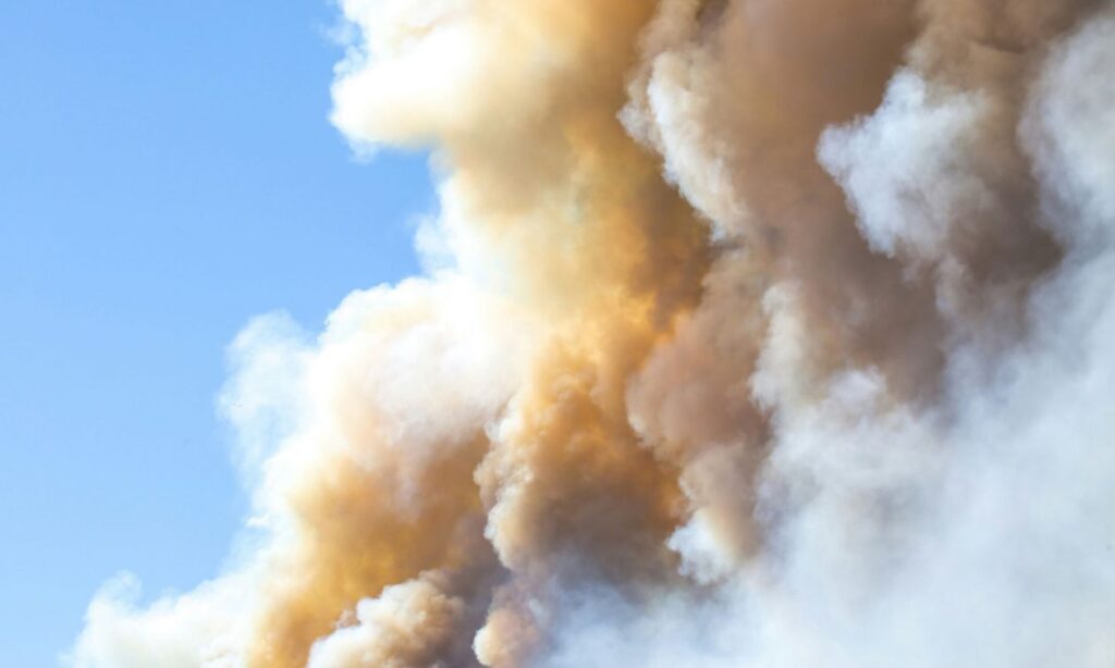 Η ατμοσφαιρική ρύπανση που οφείλεται στις πυρκαγιές συνδέεται με 1,5 εκατ. θανάτους ετησίως