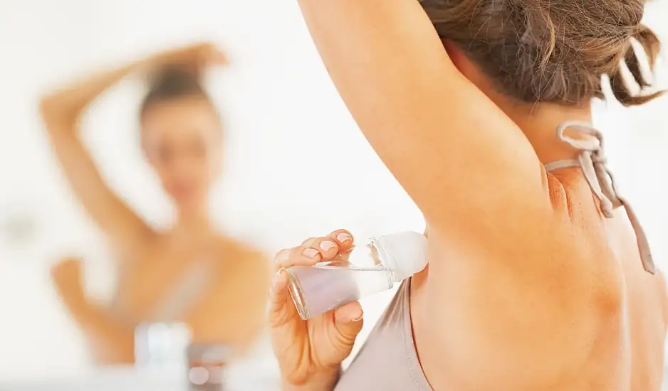 Αποσμητικό: Προκαλεί τελικά καρκίνο του μαστού; – Ανατρεπτικά στοιχεία από ειδικούς