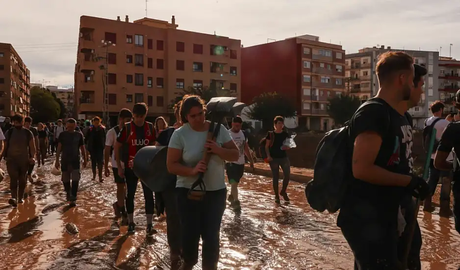 Βαλένθια: Συγκινητικό κύμα αλληλεγγύης από εθελοντές στις πληγείσες περιοχές – Όλοι οι Ισπανοί μια «γροθιά»