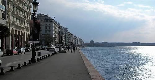 Θεσσαλονίκη: Αστυνομικοί έσωσαν άνδρα που έπεσε στον Θερμαϊκό (βίντεο)