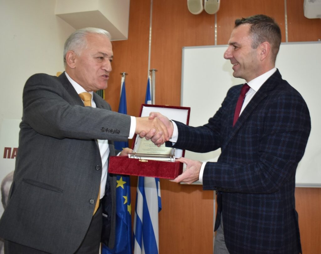 Σουρεαλιστικό παρασκήνιο στην βράβευση του Λ. Κυρίζογλου από τον Δήμαρχο Καστοριάς