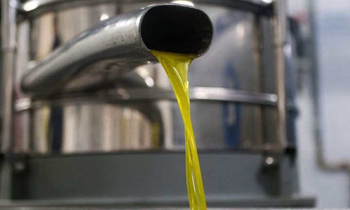 Ελαιόλαδο: «Κλείδωσε» η τιμή του τενεκέ για το 2025 – Πόσο πωλείται σήμερα