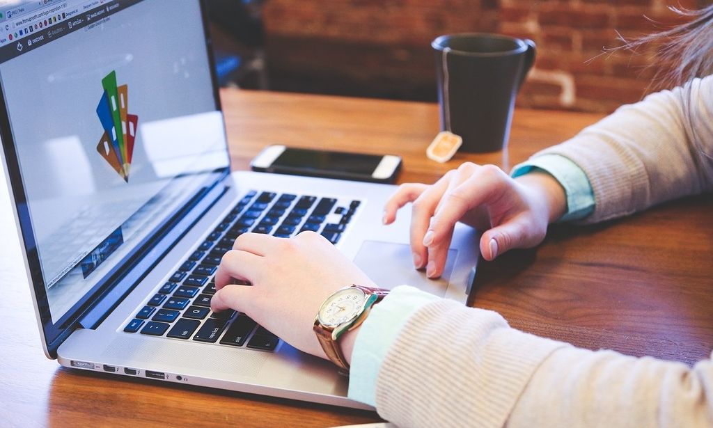 Επιδότηση tablet – laptop: Πότε ξεκινά η υποβολή αιτήσεων – Οι δικαιούχοι του voucher