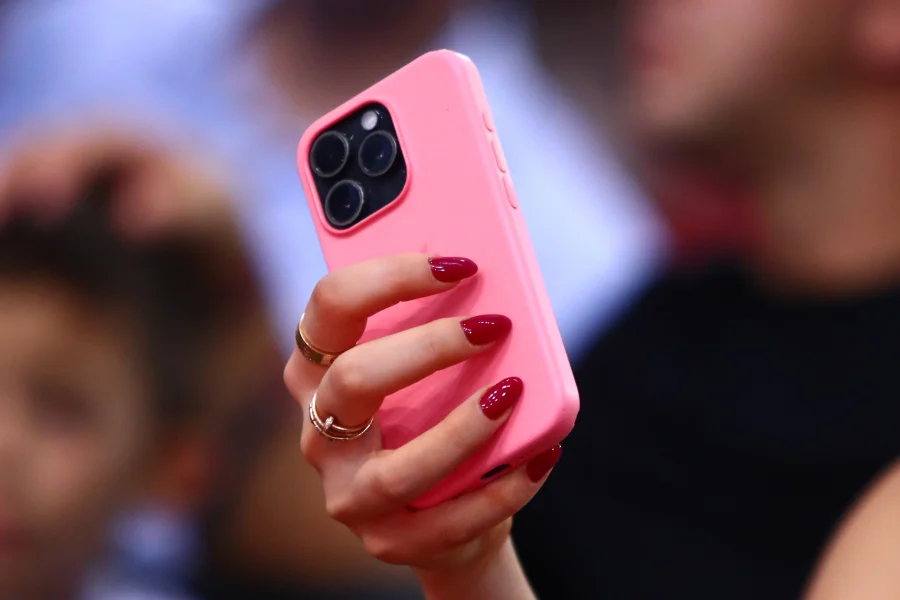 Παράνομες παρακολουθήσεις δημοσιογράφων και ακτιβιστών στη Σερβία – Πώς μόλυναν τα κινητά τους