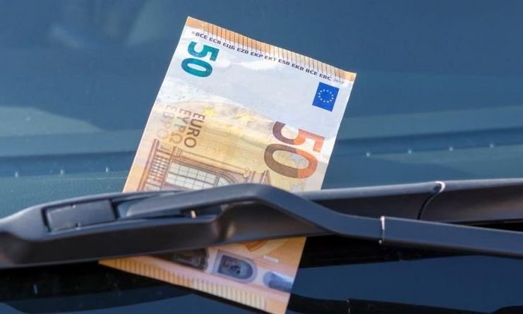 Άγνωστοι αφήνουν 50 ευρώ στο παρμπρίζ – Γιατί δεν πρέπει να βγείτε από το αυτοκίνητο