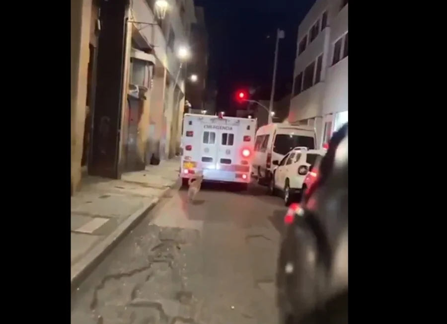 Η ανιδιοτελής αγάπη ενός σκύλου: Τρέχει πίσω από το ασθενοφόρο που μεταφέρει τον άρρωστο ιδιοκτήτη του