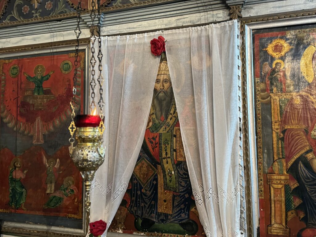 Ένας «ξεχωριστός» Εσπερινός του Αγίου Σπυρίδωνος, σε ένα ακριτικό χωριό της Καστοριάς (Του Σπύρου Ασημακόπουλου)