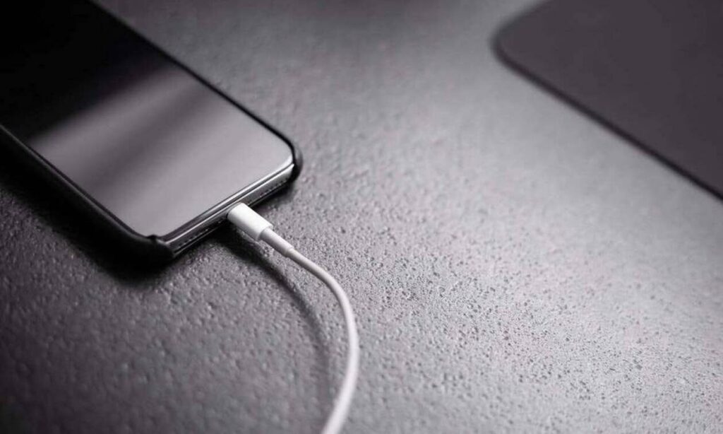 Γιατί δεν πρέπει να αφήνετε ποτέ το καλώδιο φόρτισης συνδεδεμένο στην πρίζα χωρίς το κινητό