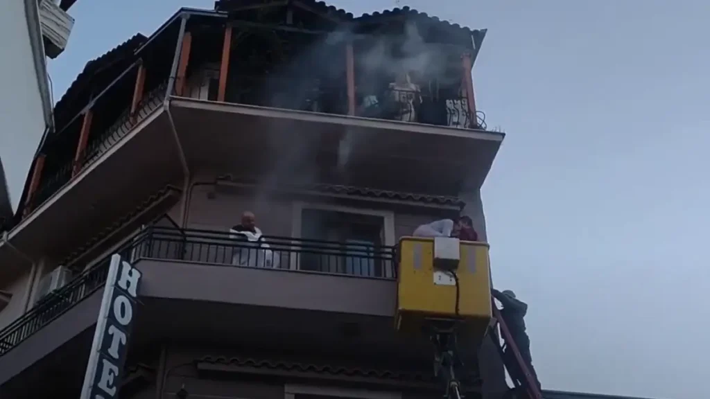 Καλαμπάκα: Ένας νεκρός από τη μεγάλη φωτιά σε ξενοδοχείο – Εκκενώθηκε το κτίριο