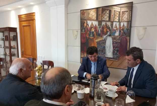 Ο Χαράλαμπος Βασιλειάδης, μέλος της Αντιπροσωπείας Ευκαιριών Συνεργασίας  του Υπουργείου Εξωτερικών των Η.Π.Α, στον Αντιπεριφερειάρχη Καστοριάς