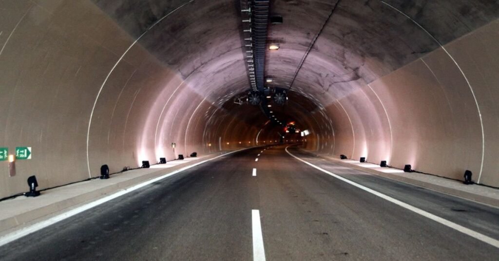 «Λαμπάδιασε» ΙΧ στην Εγνατία μέσα στην Σήραγγα 1