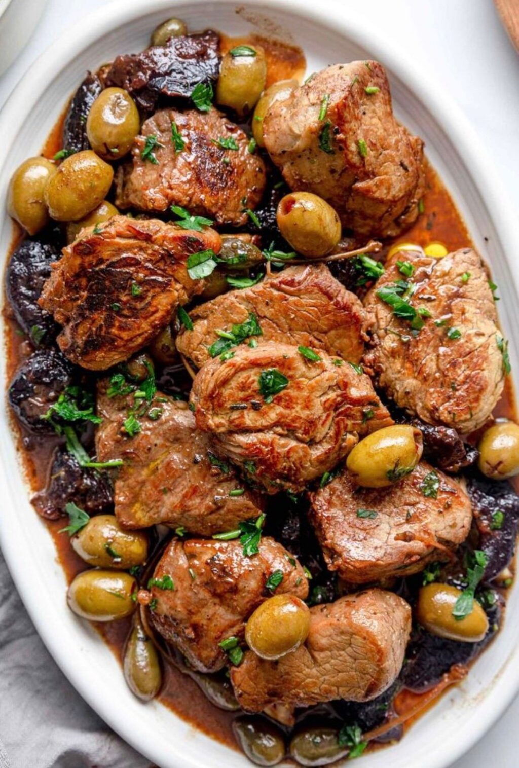 Χοιρινό με δαμάσκηνα και μέλι-παραδοσιακά γιορτινό πιάτο που είναι απρόσμενα εύκολο να φτιάξεις!