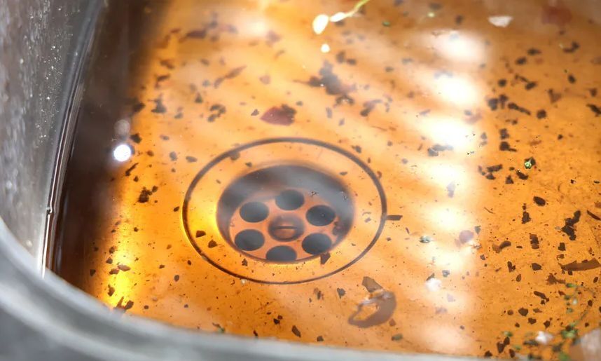 Το κόλπο για να γλυτώσετε λεφτά για υδραυλικό – Ρίξτε μαγειρική σόδα στο νεροχύτη σας