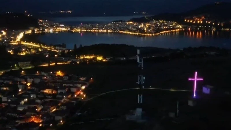 Διαδικτυακές υπογραφές για να μη κατεδαφιστεί ο σταυρός από το Μαύρο Βουνό