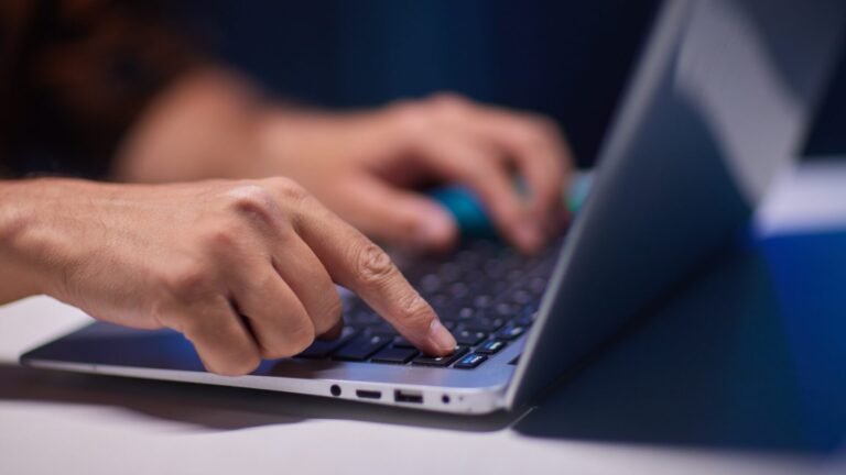 Απάτες υψηλής τεχνολογίας: Πώς οι εγκληματίες ξεγελούν τους πολίτες – Από πλαστές τηλεφωνικές κλήσεις μέχρι deepfake φωνές και βίντεο