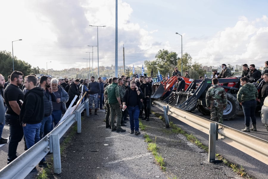 Επεισόδια με χημικά στο μπλόκο αγροτών στον Ε-65