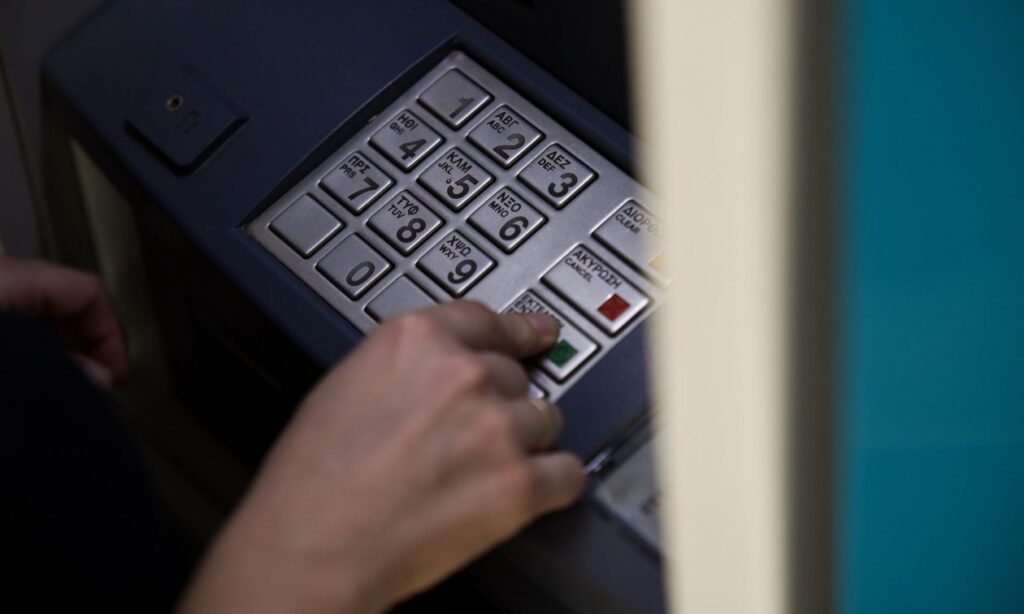 Τράπεζες: Μηδενίζονται από αύριο έξι βασικές προμήθειες – Ποιες είναι