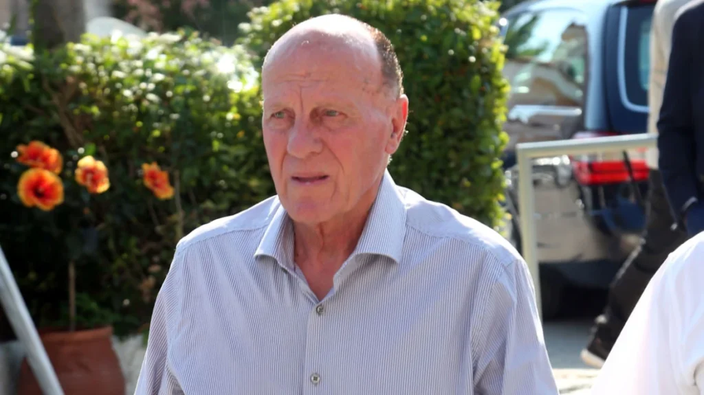 Μίμης Δομάζος: Υπέστη ανακοπή ενώ περπατούσε στο Χαλάνδρι ανήμερα των γενεθλίων του – Κρίσιμη η κατάστασή του