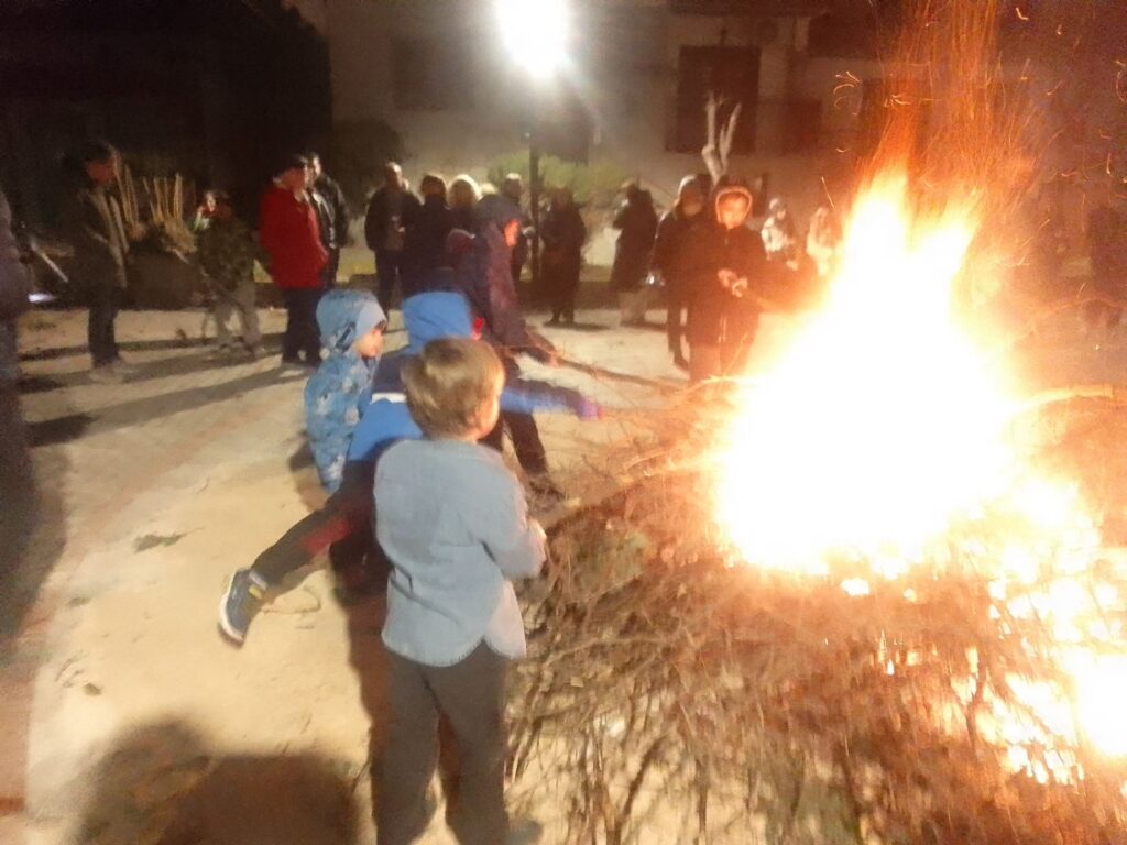Άναψε η μικρή Μπουμπούνα στο Απόζαρι (φωτογραφίες – βίντεο)