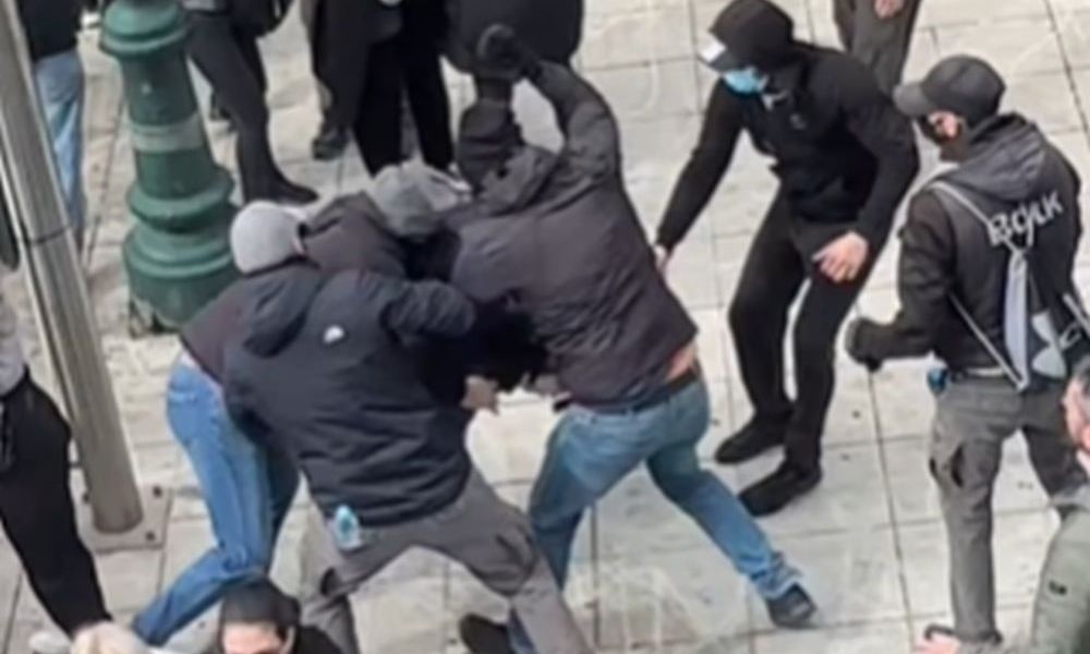 Συγκέντρωση στα Τέμπη: Κουκουλοφόροι ξυλοκόπησαν διαδηλωτή – Σοκαριστικό βίντεο