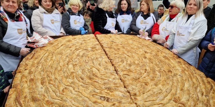 Κοζάνη: Έφτιαξαν το μεγαλύτερο… κιχί του κόσμου από τον Φανό “Αη Δημήτρη” και έγινε… ανάρπαστο – Βίντεο