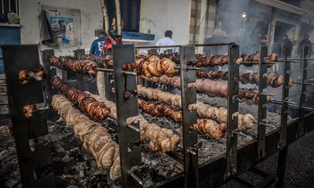 Τσικνοπέμπτη: Τι γιορτάζουμε σήμερα – Γιατί ψήνουμε κρέας – Τα έθιμα σε όλη τη χώρα