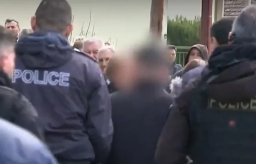 Γυναικοκτονία στις Σέρρες: Οδύνη στην κηδεία της 52χρονης – Με χειροπέδες ο γιος της (βίντεο)