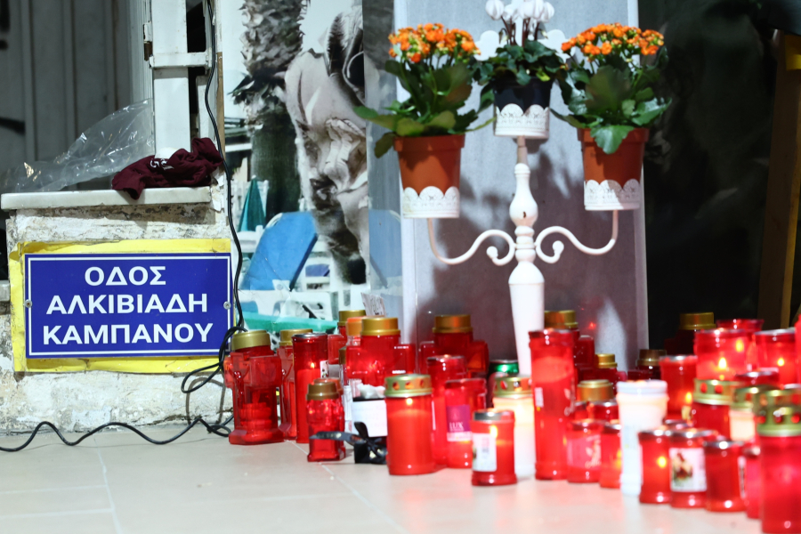 Άλκης Καμπανός: Τρία χρόνια μετά τη δολοφονία του, άναψαν 19 κεριά στο σημείο που σκοτώθηκε