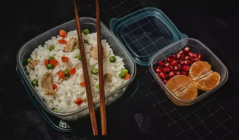 Ο κίνδυνος για όσους τρώνε φαγητό από πλαστικά τάπερ