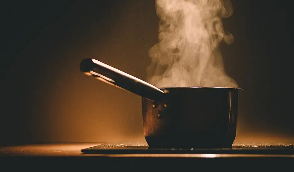 Αντικολλητικά σκεύη: Πώς μια απλή γρατζουνιά είναι επικίνδυνη για την υγεία;