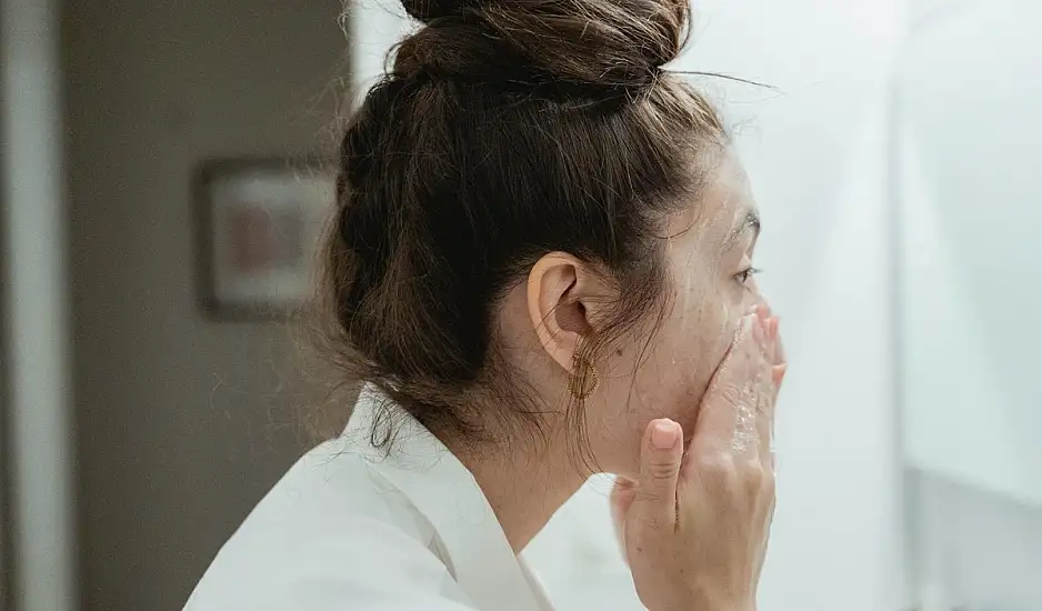 Τα 5 βήματα περιποίησης προσώπου για αντιγήρανση που κάνουν πραγματική διαφορά, σύμφωνα με το Χάρβαρντ