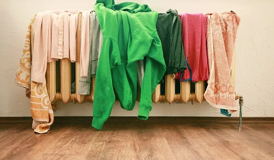 Γιατί δεν πρέπει να στεγνώνουμε τα ρούχα στο καλοριφέρ