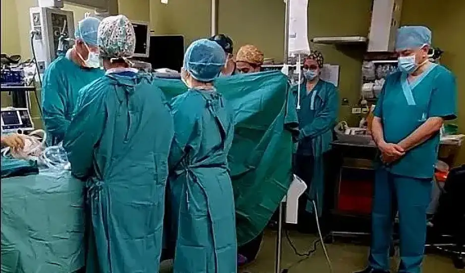 Απέραντος σεβασμός. Eνός λεπτού σιγή κατά τη διαδικασία λήψης οργάνων του μικρού Άγγελου