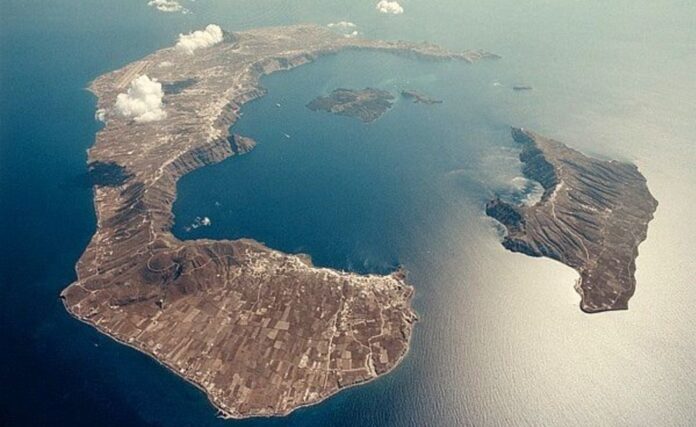 i-dimioyrgia-tis-santorinis-se-ena-katapliktiko-vinteo