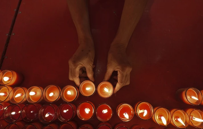 Δεν φαντάζεστε τι προκαλεί ο καπνός από ένα κερί στον ανθρώπινο εγκέφαλο