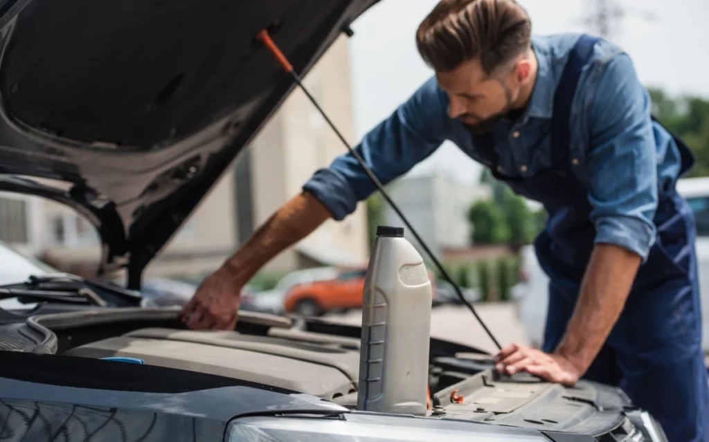 Η παγίδα στο βενζινάδικο – Προσοχή στους ελέγχους για λάδια-νερά!