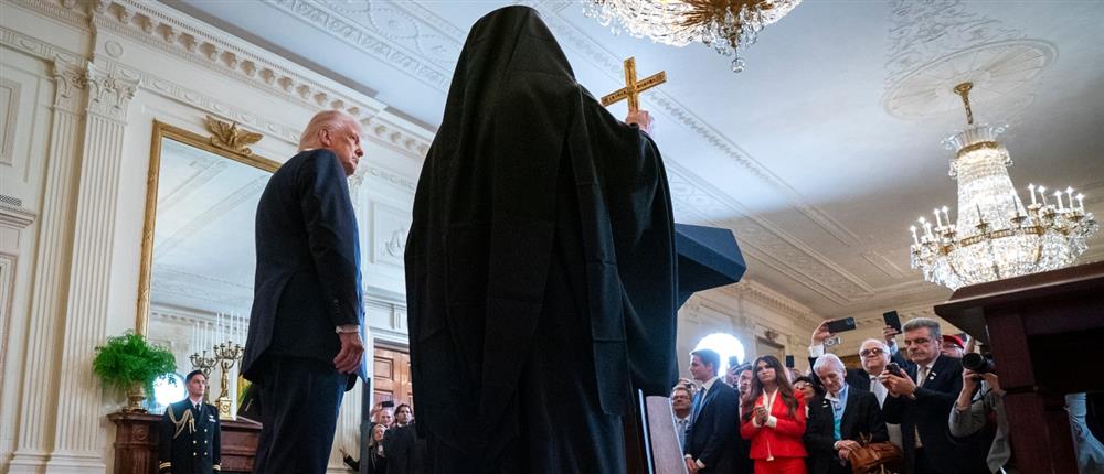 “Ελληνική βραδιά” στον Λευκό Οίκο: Το μήνυμα της Κίμπερλι Γκίλφοϊλ, ο Τραμπ και το δώρο του Ελπιδοφόρου