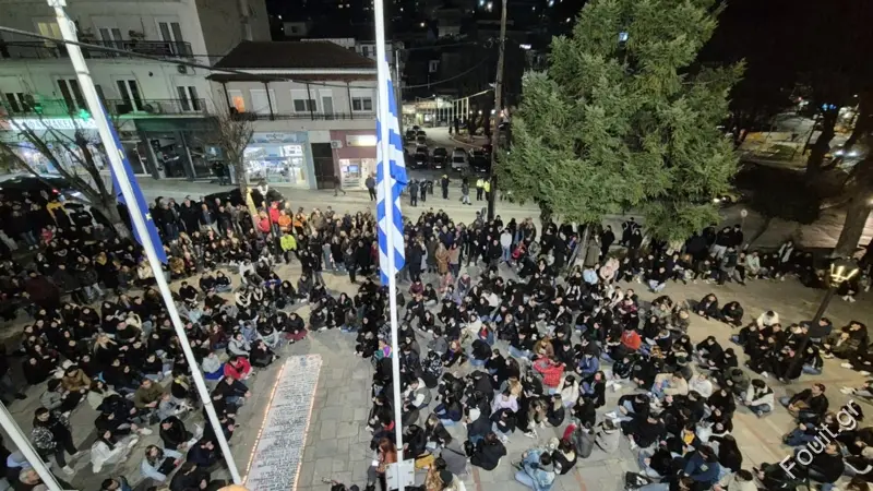 Καθιστική διαμαρτυρία για τα Τέμπη στη Καστοριά (σειρά φωτογραφιών – βίντεο)