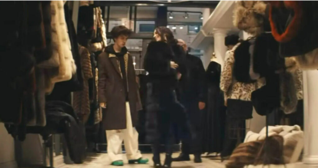 Ο Καστοριανός γουνοποιός που εμφανίζεται στην ταινία των 5 Όσκαρ “Anora”! (βίντεο)