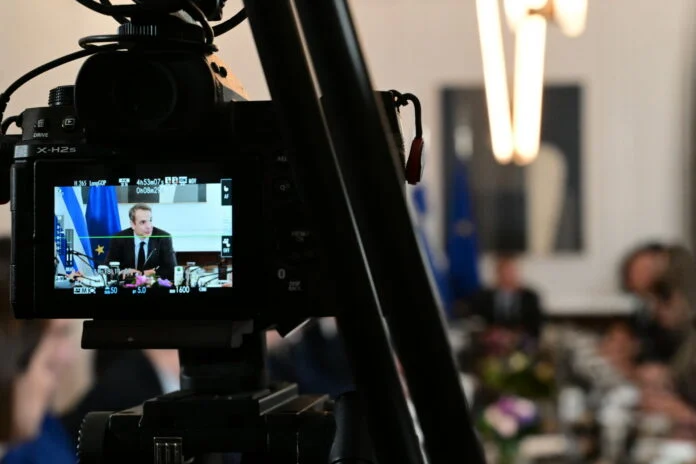 Έρχεται ανασχηματισμός: Οι αμετακίνητοι, οι «καραμπόλες» και τα.. μηνύματα