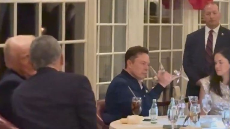Viral βίντεο: Πήγαν σε επίσημο δείπνο με τον Τραμπ και ο Μασκ… έπαιζε με τα μαχαιροπίρουνα