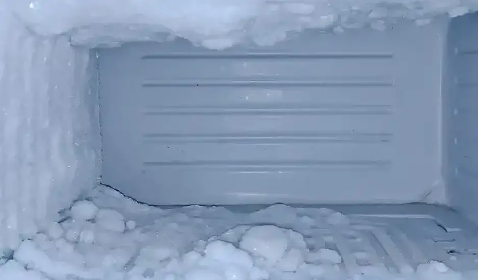 Πώς να καθαρίσετε τον πάγο από την κατάψυξη εύκολα και γρήγορα