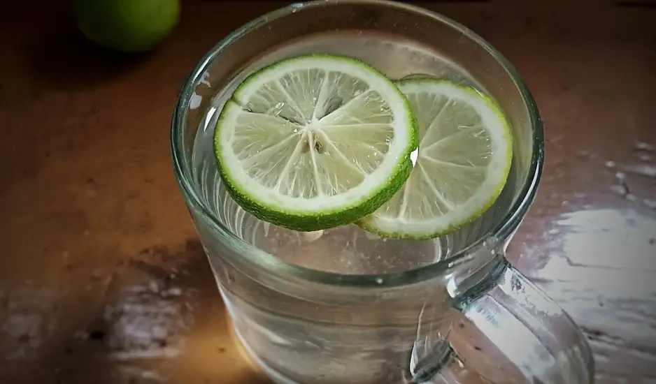 Zεστό νερό με λεμόνι – Πόσο ωφέλιμο είναι τελικά;