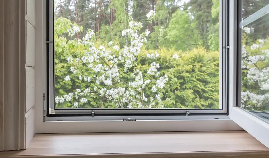 Ο εύκολος τρόπος να καθαρίσετε τις βρώμικες σίτες στα παράθυρα