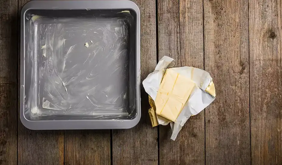 2 Φυσικά υλικά που διαλύουν τα λίπη θα κάνουν τα ταψιά να «μοιάζουν σαν καινούργια»