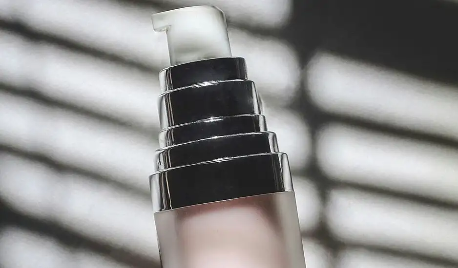 Ο FDA ανακοίνωσε την ανάκληση έξι δημοφιλών ενυδατικών κρεμών και προϊόντων ακμής λόγω της πιθανής παρουσίας αυξημένων επιπέδων βενζολίου, μιας καρκινογόνου ουσίας.  Τα προϊόντα, που περιλαμβάνουν κρέμες από τις L’Oreal και Walgreens, αποσύρονται από τα ράφια των καταστημάτων και τις ηλεκτρονικές αγορές, αν και ο FDA επισημαίνει ότι ο κίνδυνος για τους καταναλωτές είναι πολύ χαμηλός.  Το βενζόλιο μπορεί να προκύψει από τη χημική αποδόμηση του υπεροξειδίου του βενζοϋλίου, ενός συστατικού που χρησιμοποιείται ευρέως στις θεραπείες ακμή