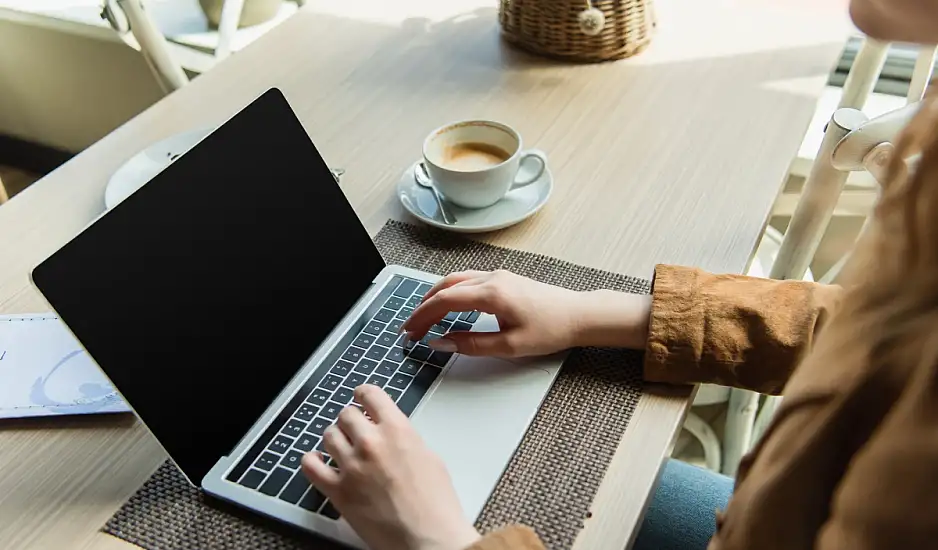 Καφέ στη Γερμανία απαγορεύουν στους πελάτες τη χρήση λάπτοπ