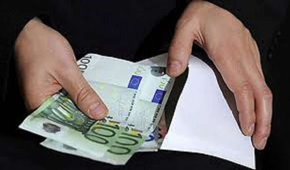 Ποιος είναι ο ιατροδικαστής που μπήκε σε αναστολή: Ζήτησε φακελάκι 10.000 ευρώ